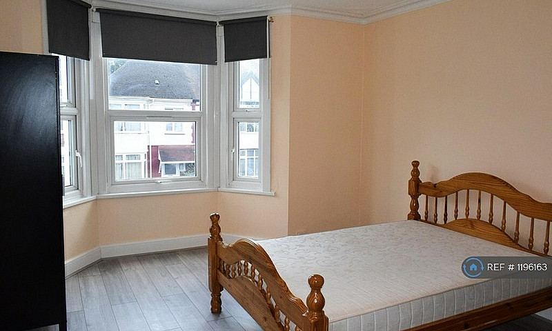 2 Bedroom Flat In Lo...