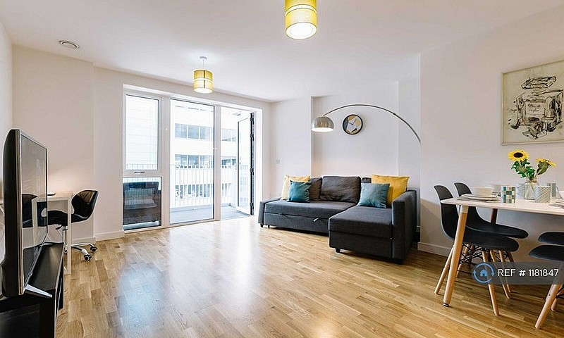 2 Bedroom Flat In Cr...