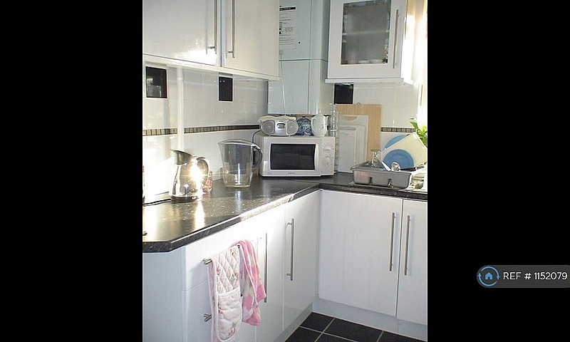 2 Bedroom Flat In He...
