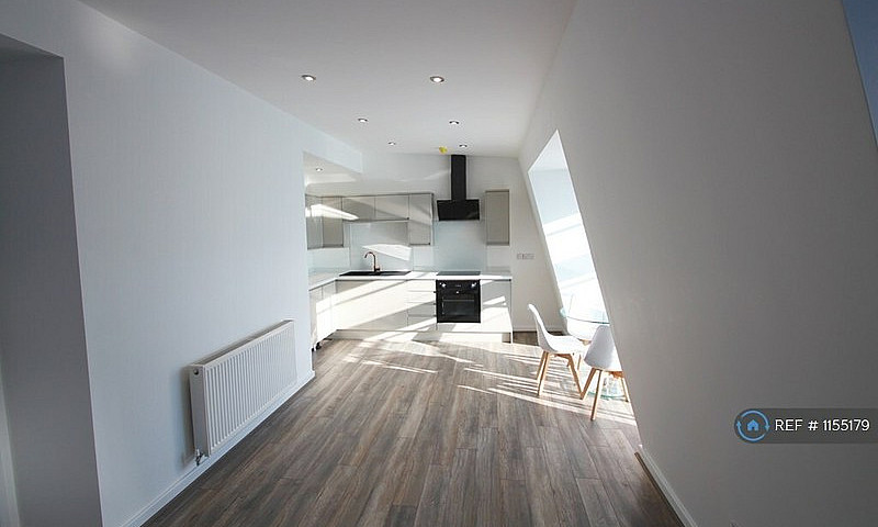 2 Bedroom Flat In Ir...
