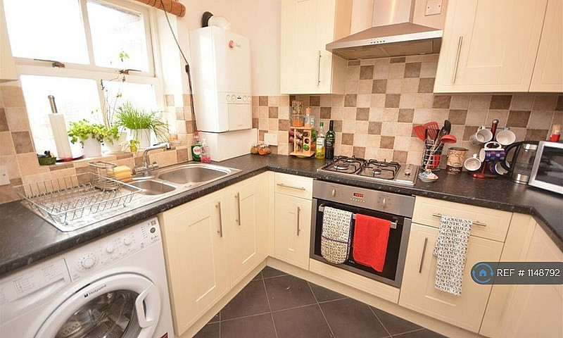 2 Bedroom Flat In Ke...