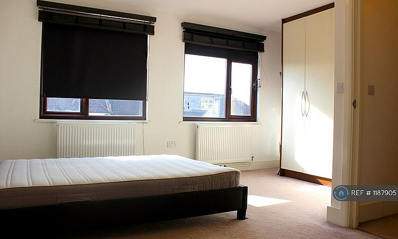 2 Bedroom Flat In Gr...