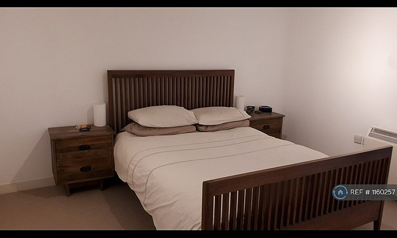 2 Bedroom Flat In He...