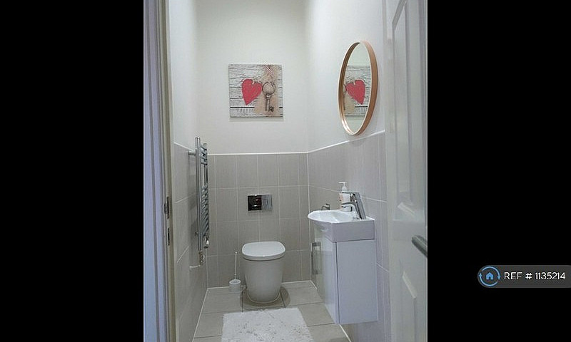 2 Bedroom House In T...