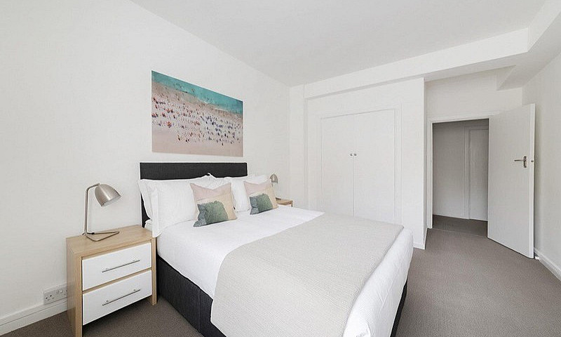 Large 3 Bed Flat In ...