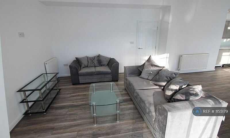 2 Bedroom Flat In Ir...