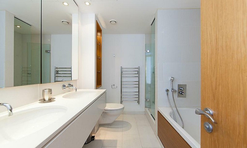 2 Bedroom Flat In No...