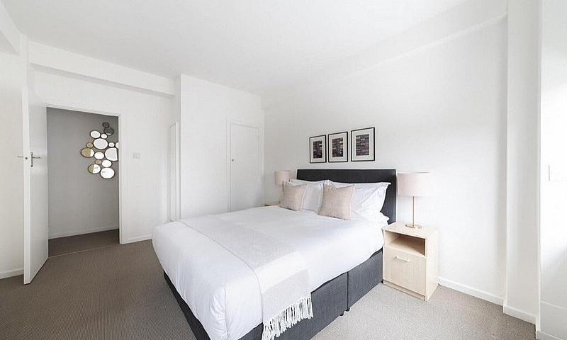 Large 3 Bed Flat In ...