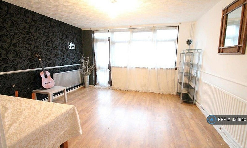 3 Bedroom Flat In Ro...