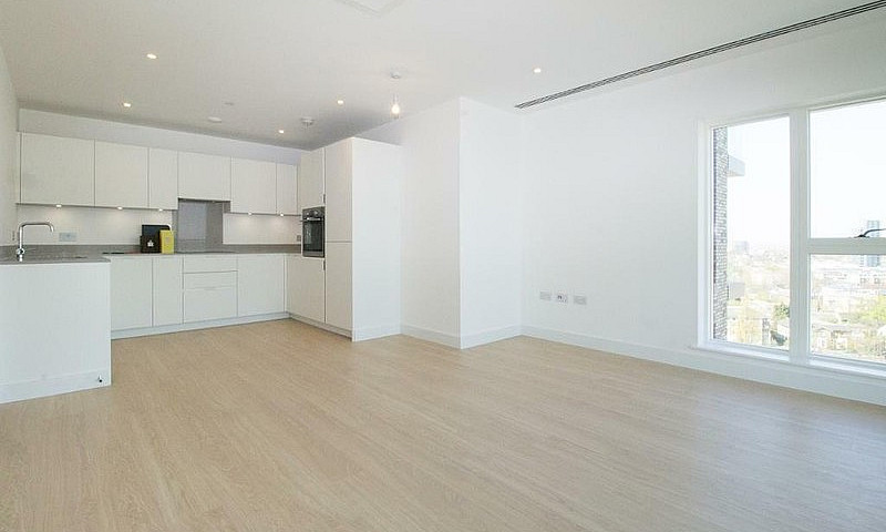 2 Bedroom Flat In Sa...