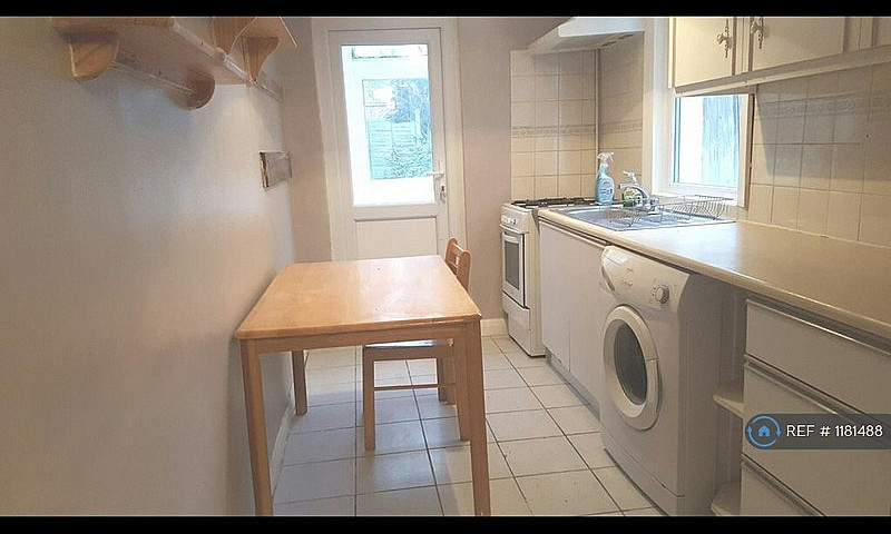 2 Bedroom Flat In Tu...