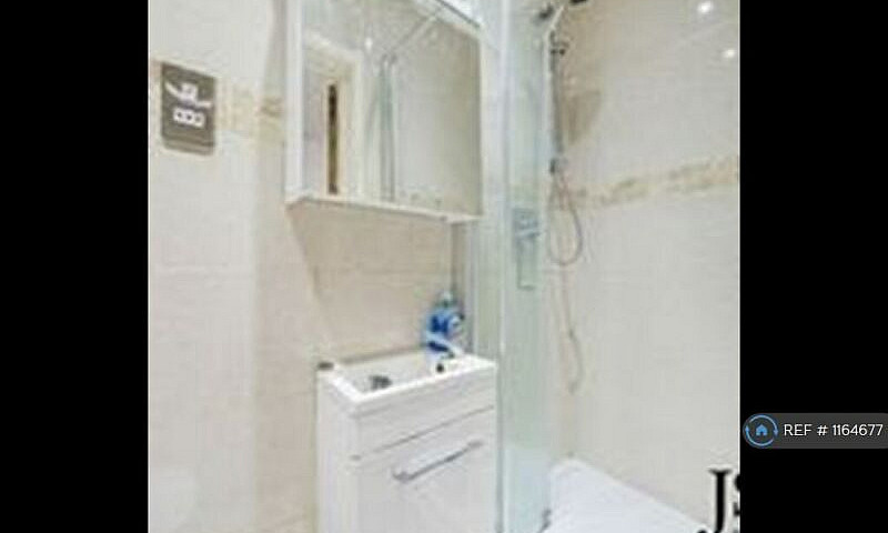 4 Bedroom Flat In Hy...