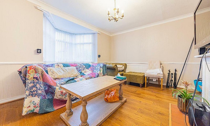 4 Bedroom House In O...