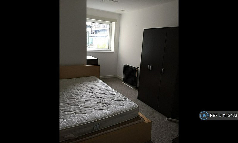 3 Bedroom Flat In Ho...