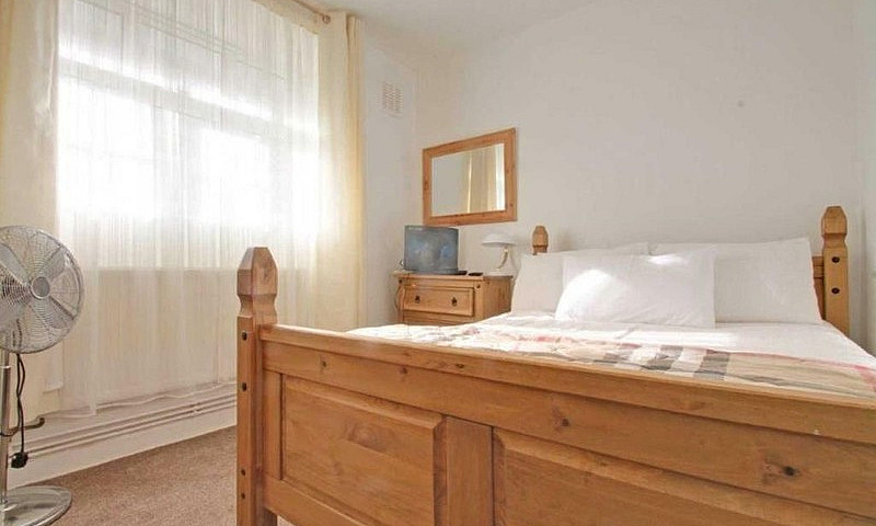 3 Bedroom Flat In Ba...
