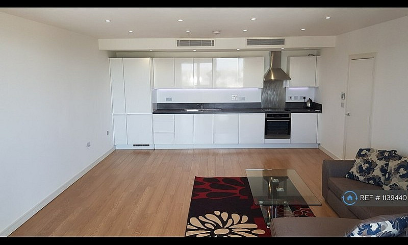 2 Bedroom Flat In Ea...
