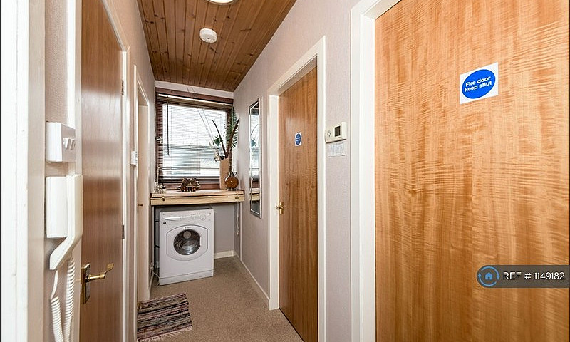 2 Bedroom Flat In Sc...
