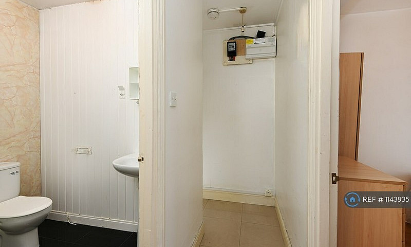 2 Bedroom Flat In Ke...
