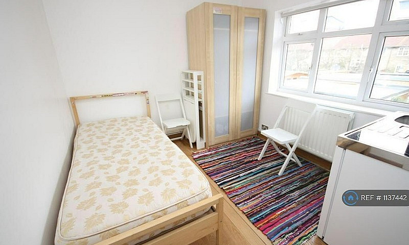 Studio Flat In Westw...