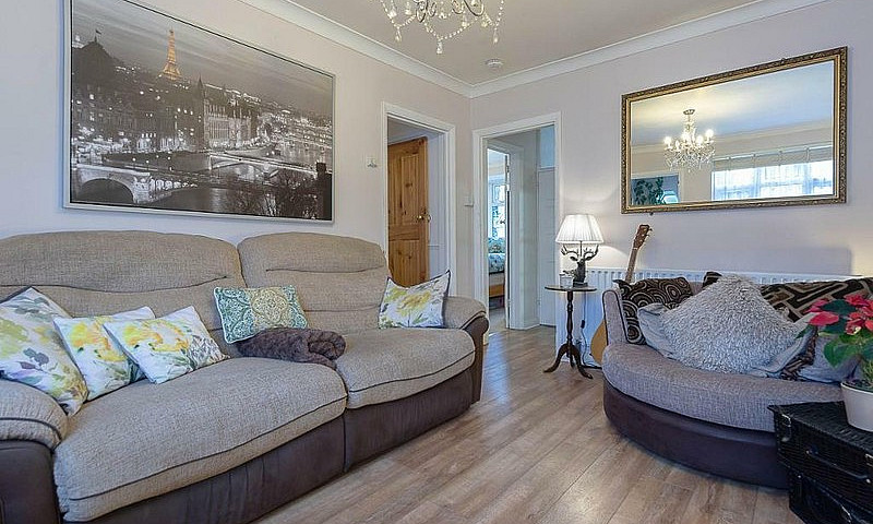2 Bedroom Flat In Er...