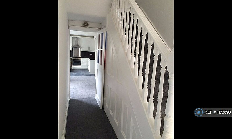4 Bedroom House In A...
