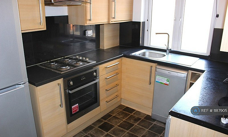 2 Bedroom Flat In Gr...