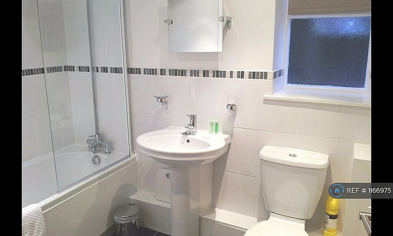 2 Bedroom Flat In Ha...