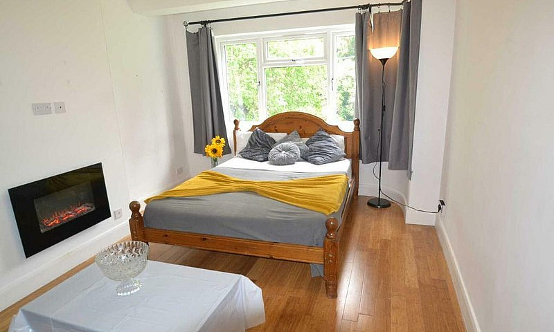 2 Bedroom Flat In Ea...