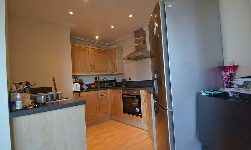2 Bedroom Flat In Tr...