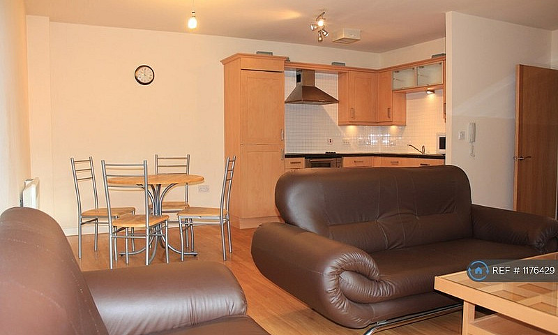 2 Bedroom Flat In Wo...