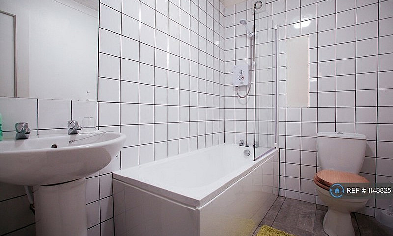 3 Bedroom Flat In Pe...