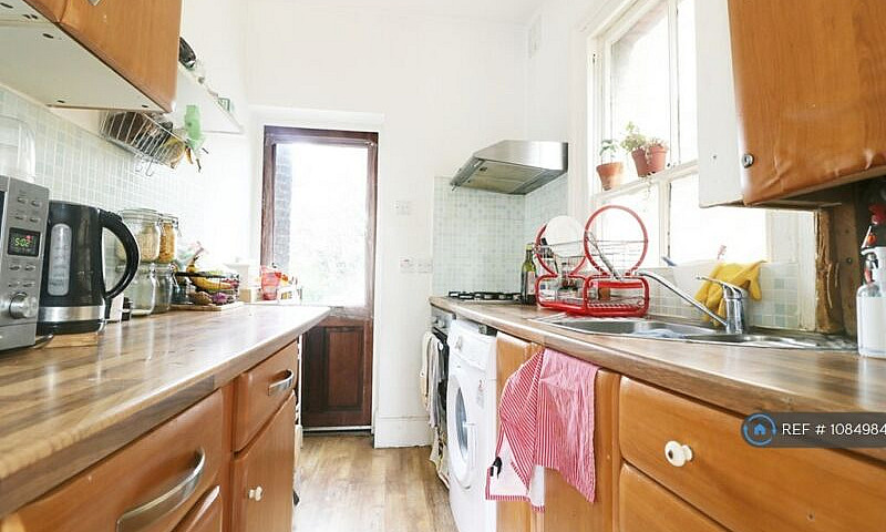 4 Bedroom Flat In Ra...