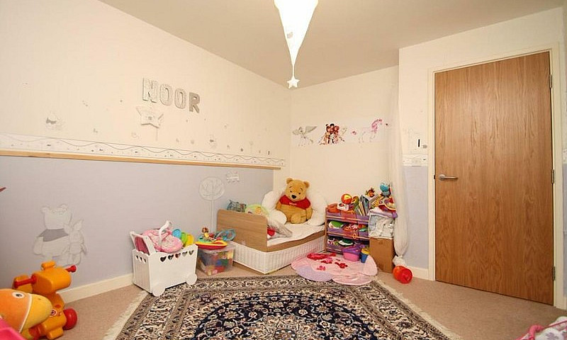 2 Bedroom Flat In Qu...