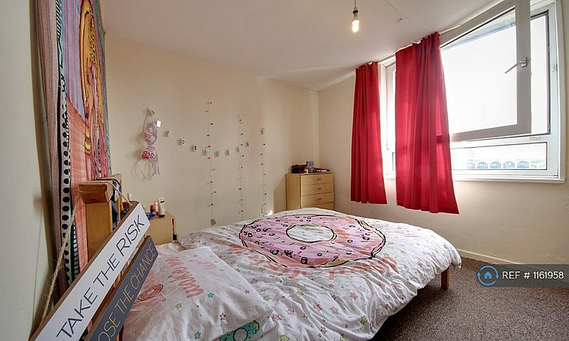 3 Bedroom Flat In De...