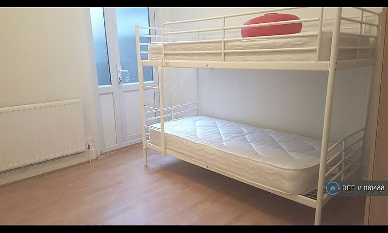 2 Bedroom Flat In Tu...