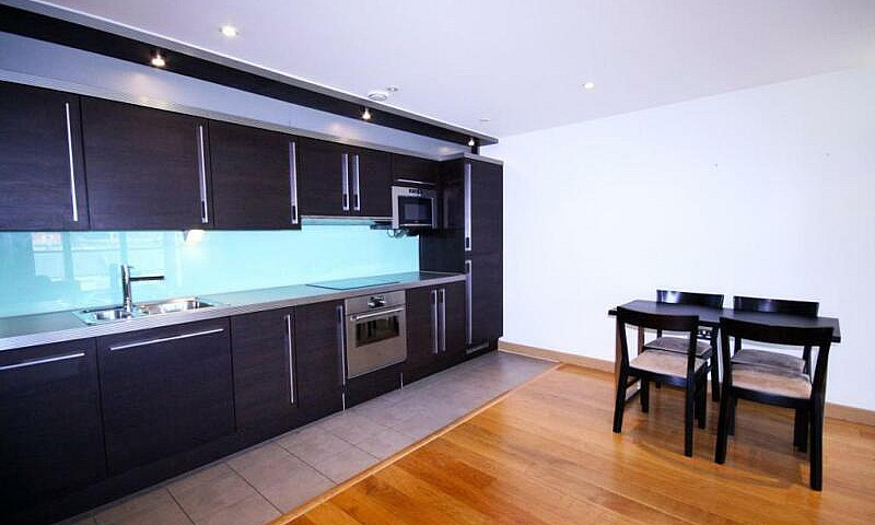 2 Bedroom Flat In Te...