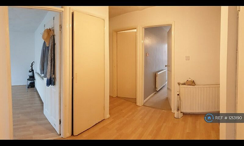 2 Bedroom Flat In St...