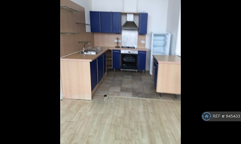 3 Bedroom Flat In Ho...