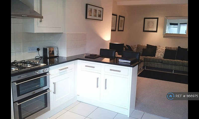 2 Bedroom Flat In Ha...