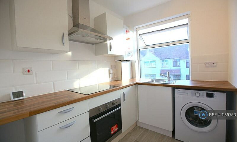 1 Bedroom Flat In De...