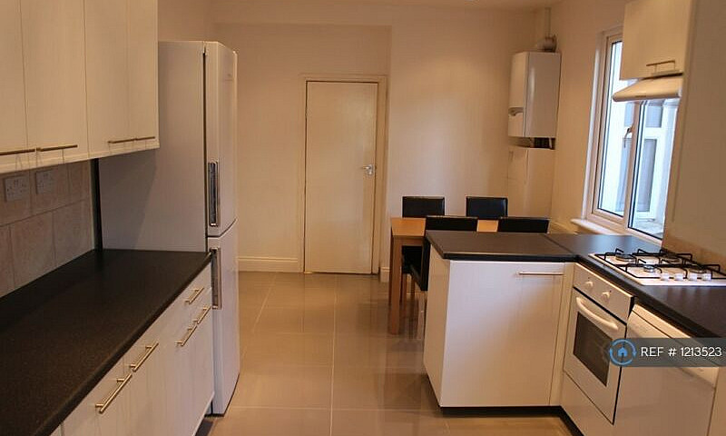5 Bedroom House In B...