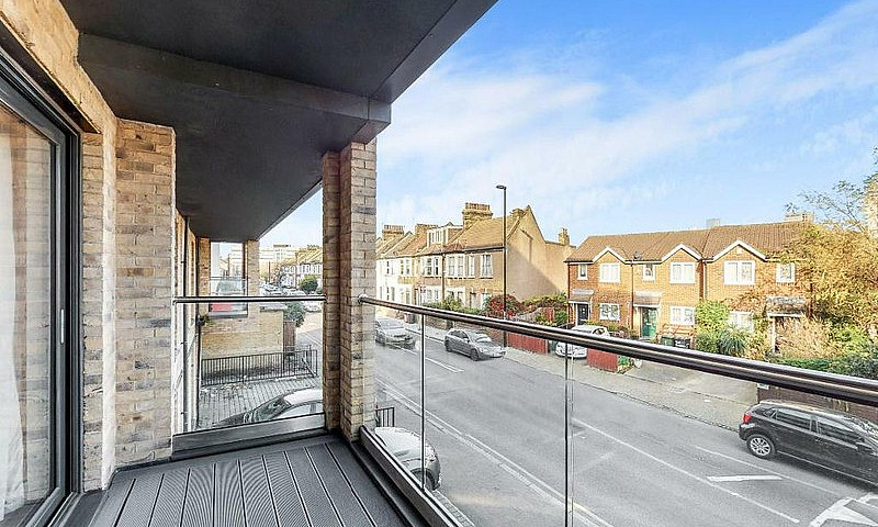 4 Bedroom Flat In An...