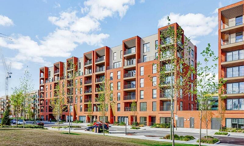 2 Bedroom Flat In Re...