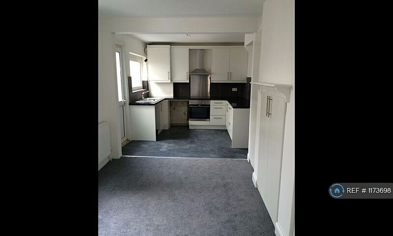 4 Bedroom House In A...