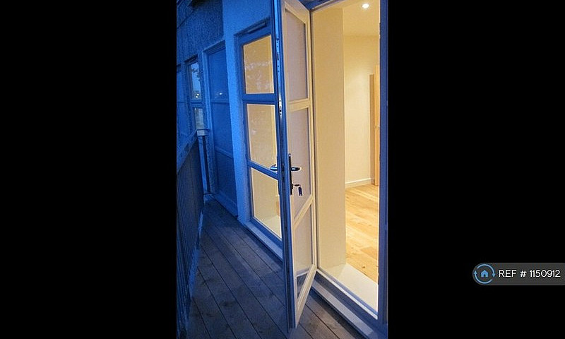 2 Bedroom Flat In Fr...