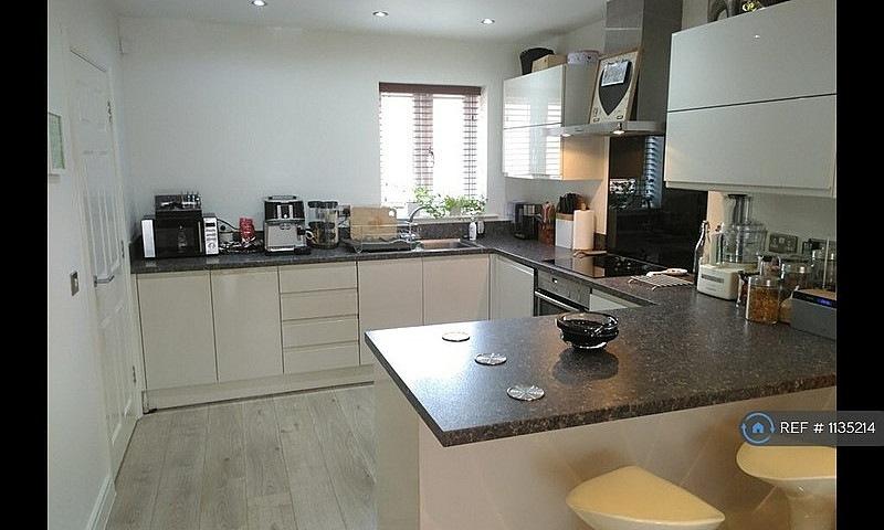 2 Bedroom House In T...