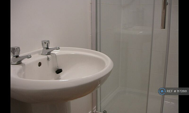 1 Bedroom Flat In Lo...