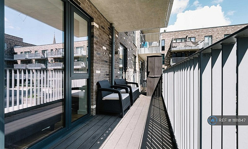 2 Bedroom Flat In Cr...