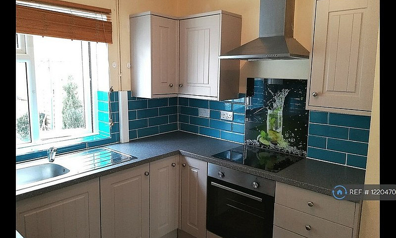 2 Bedroom House In H...