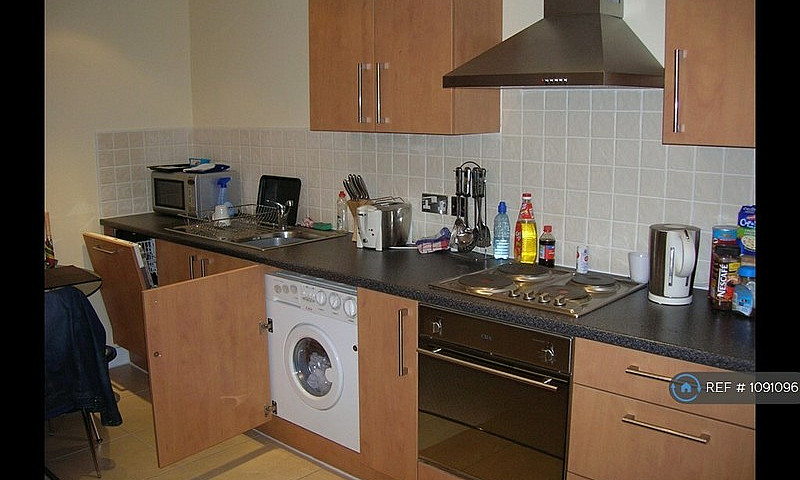 1 Bedroom Flat In Ce...